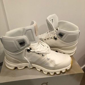 QC boots for men. Hiking boots. Wind and water proof. New in box.Size 9